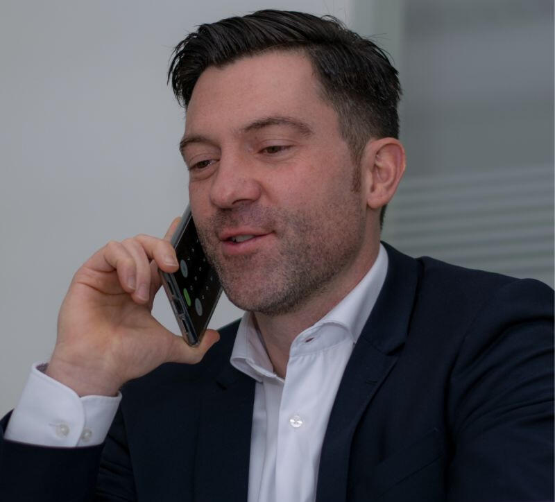 Mann telefoniert mit Smartphone